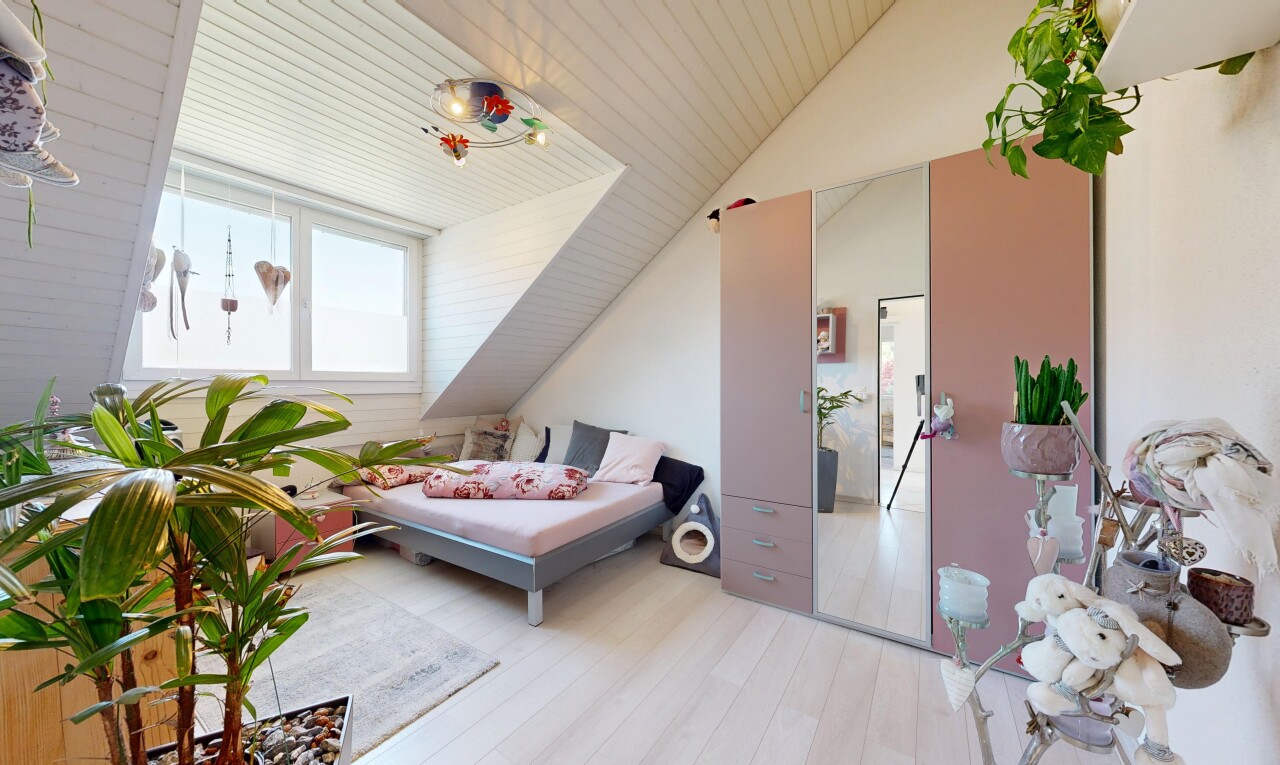 chambre avec sol en finition bois, wood finish floor, inside property, lumière naturelle, et natural light