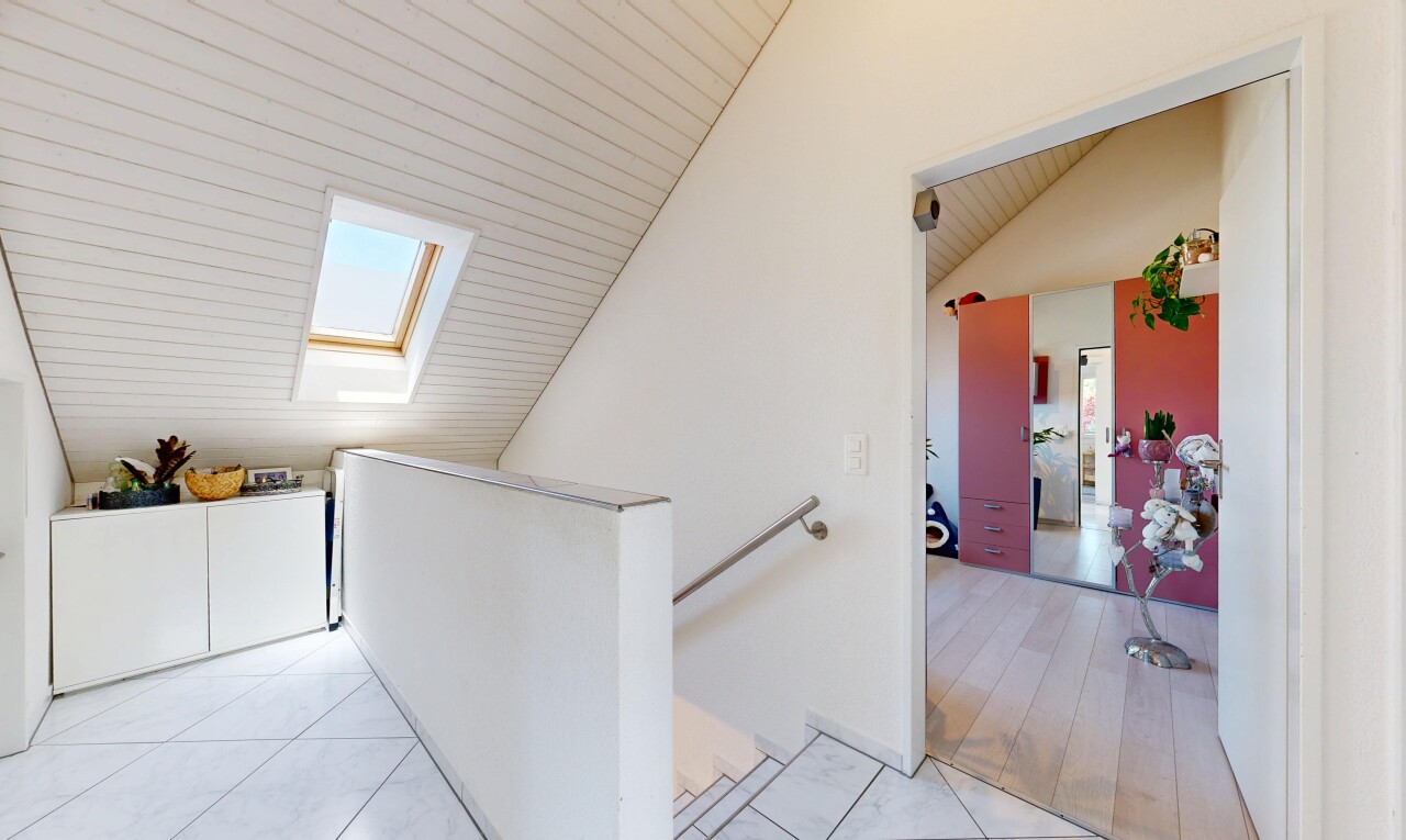 couloir avec palier à l'étage, inside property, vaulted ceiling, plafond voûté, et puits de lumière