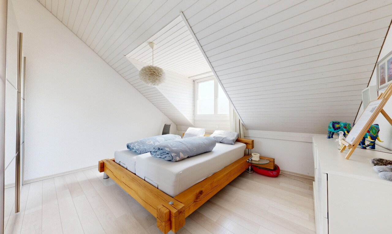 chambre avec pièce supplémentaire, plafond voûté, vaulted ceiling, sol en finition bois, et wood finish floor
