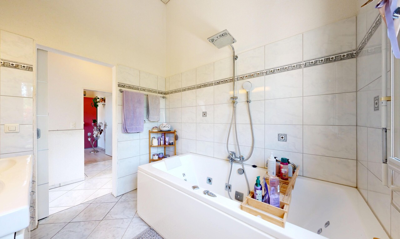salle de bains avec salle de bain complète, inside property, douche-bain combinés, drywall, et cloison sèche