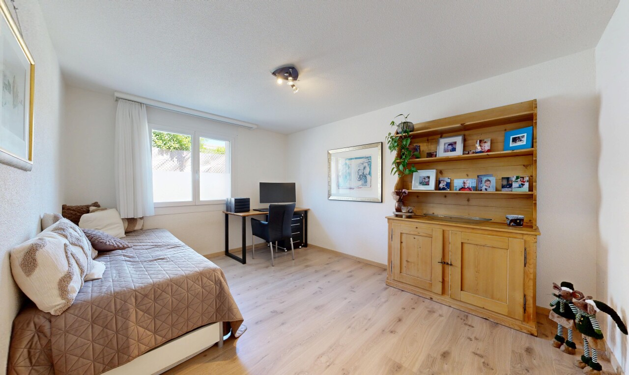 salon avec wood finish floor, sol en finition bois, drywall, cloison sèche, et natural light