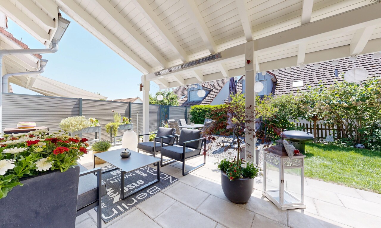 terrasse avec espace de vie extérieur, clôture, day time, et terrasse