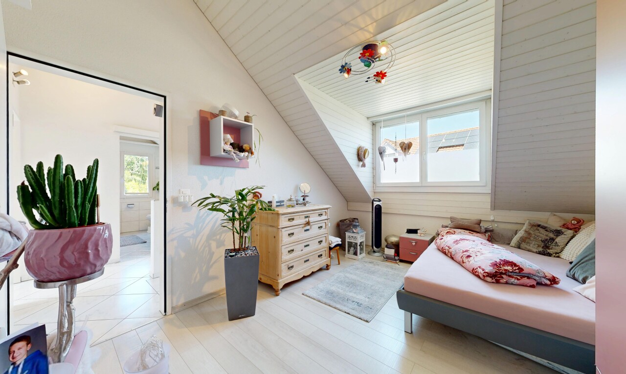 chambre avec pièce supplémentaire, vaulted ceiling, plafond voûté, inside property, et natural light