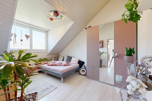 zimmer / schlafzimmer mit holzfußboden, wood finish floor, inside property, natürliches licht, und natural light