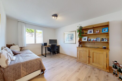 wohnzimmer mit wood finish floor, holzfußboden, drywall, gipskartonwand, und natural light