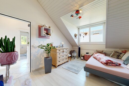 zimmer / schlafzimmer mit zusätzliches zimmer, vaulted ceiling, dachschräge, inside property, und natural light