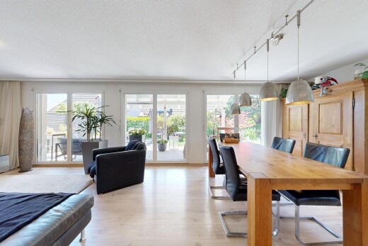 wohn- / esszimmer mit holzfußboden, wood finish floor, inside property, natürliches licht, und natural light