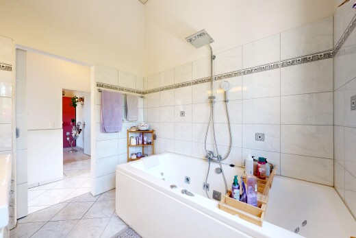 bad mit komplettes badezimmer, inside property, kombiniertes bad / dusche, drywall, und gipskartonwand
