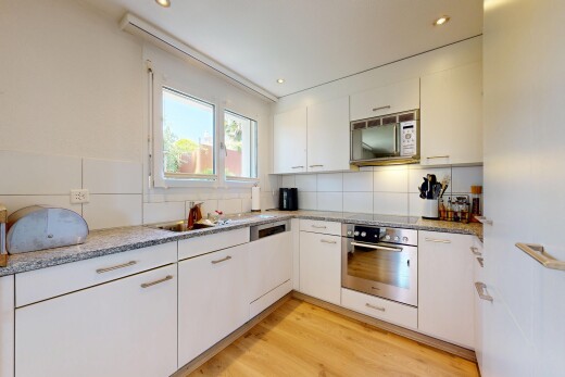 küche mit ofen, holzfußboden, wood finish floor, light countertops, und light floor