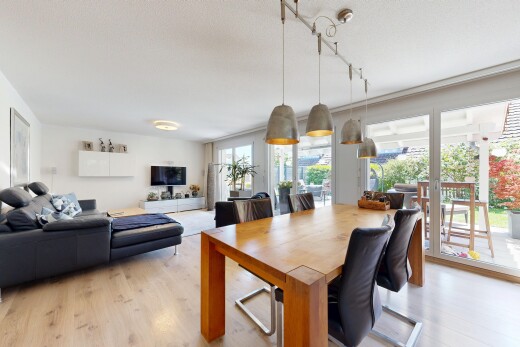 wohn- / esszimmer mit inside property, holzfußboden, wood finish floor, natürliches licht, und natural light
