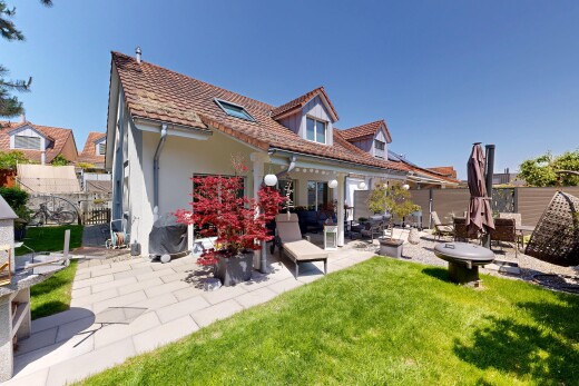 außenansicht mit dachgaube, zaun, rasen, terrasse, und day time