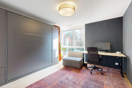 büro mit bürobereich, inside property, fernseher, natürliches licht, und natural light