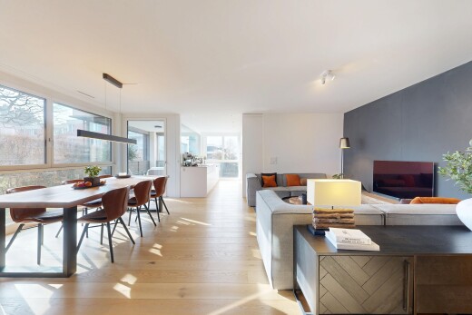 wohn- / esszimmer mit inside property, holzfußboden, wood finish floor, fernseher, und natürliches licht