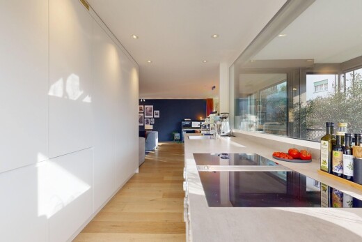 küche mit holzfußboden, wood finish floor, inside property, einbauleuchten, und recessed lighting