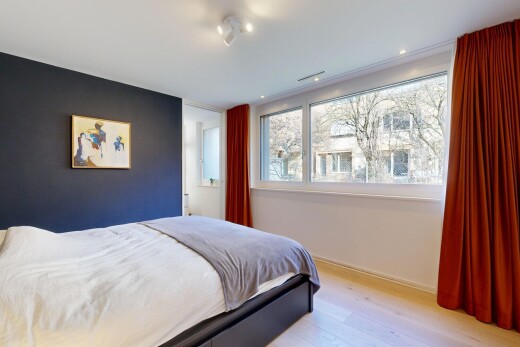 zimmer / schlafzimmer mit gipskartonwand, drywall, holzfußboden, wood finish floor, und inside property