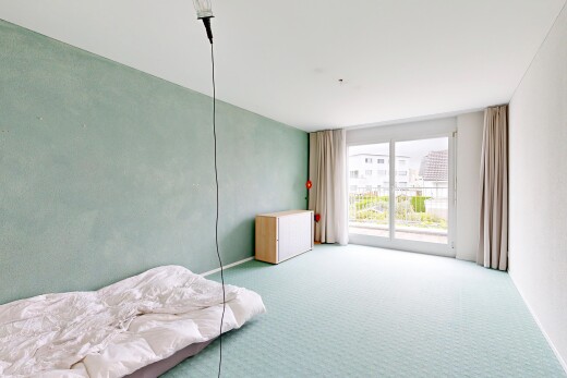 zimmer / schlafzimmer mit natürliches licht, natural light, inside community, teppich, und carpet