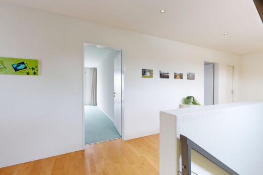 couloir avec sol en finition bois, wood finish floor, cloison sèche, drywall, et inside property