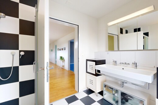 salle de bains avec miroir, vinyl floor, sol en vinyle, vinyl tile, et drywall