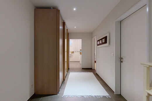 couloir avec inside property, drywall, cloison sèche, tile floor, et sol en carrelage