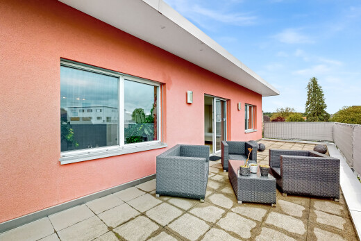 terrasse avec espace de vie extérieur, clôture, day time, et property visible