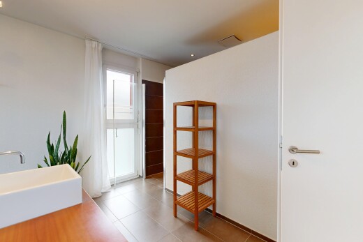 salle de bains avec lumière naturelle, natural light, cloison sèche, drywall, et inside property