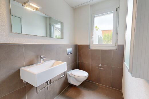 salle de bains avec miroir, tile wall, mur en carrelage, tile floor, et sol en carrelage