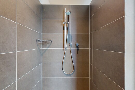 bad mit komplettes badezimmer, dusche, inside property, und tile shower