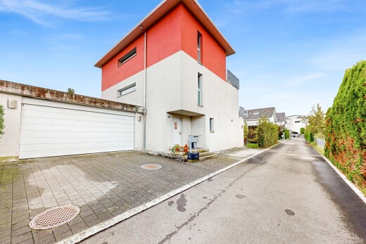außenansicht mit stuckverkleidung, garage, day time, auffahrt, und property visible