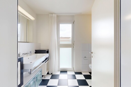 salle de bains avec sol en vinyle, vinyl floor, vinyl tile, miroir, et inside property