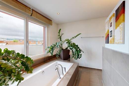 salle de bains avec inside property, tile tub, lumière naturelle, natural light, et bain