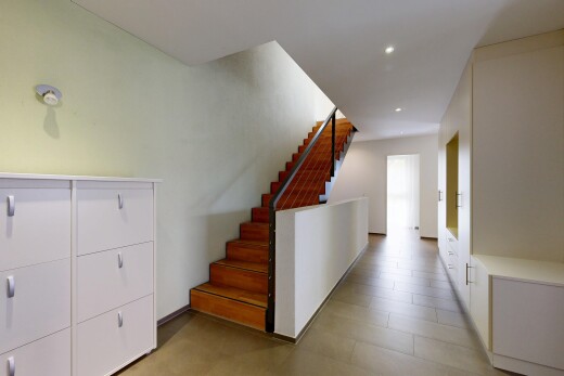 treppe mit treppen, drywall, gipskartonwand, inside property, und recessed lighting