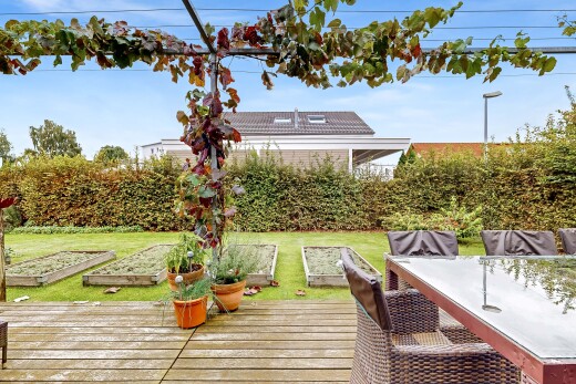 garten mit from property, power lines view, day time, deck, und rasen