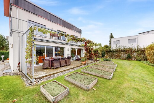 jardin avec property visible, terrasse, jardin, pelouse, et day time