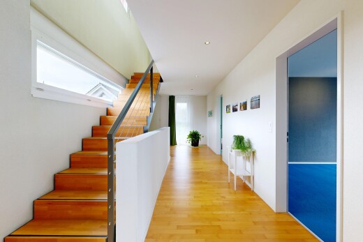 treppe mit treppen, wood finish floor, holzfußboden, natural light, und natürliches licht