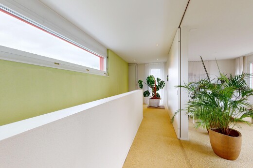 halle / korridor mit drywall, gipskartonwand, inside property, natural light, und natürliches licht