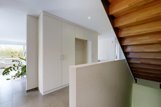treppe mit inside property, natural light, natürliches licht, recessed lighting, und einbauleuchten