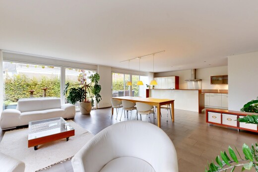 salon / salle à manger avec éclairage sur rail, track lighting, lumière naturelle, natural light, et inside property