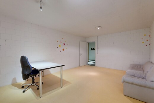 salon avec inside property, mur en blocs de béton, et concrete block wall