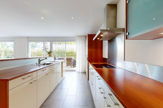 cuisine avec plans de travail en bois de boucher, hotte, natural light, lumière naturelle, et inside property