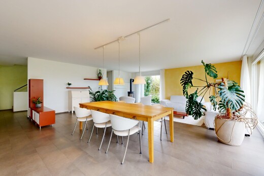 salle à manger avec track lighting, éclairage sur rail, drywall, cloison sèche, et natural light