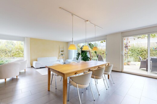 salle à manger avec éclairage sur rail, track lighting, lumière naturelle, natural light, et inside property