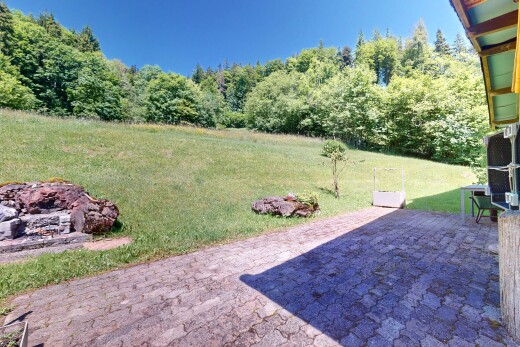 garten mit terrasse, rasen, from property, und day time