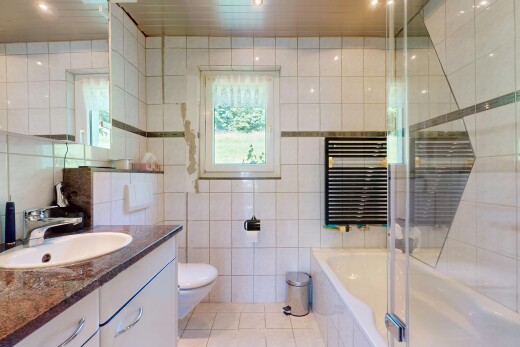 bad mit waschbecken, fliesenwand, tile wall, kühler, und schminktisch