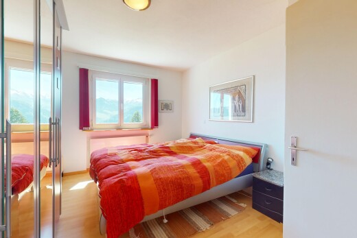 zimmer / schlafzimmer mit inside property, natürliches licht, natural light, holzfußboden, und wood finish floor