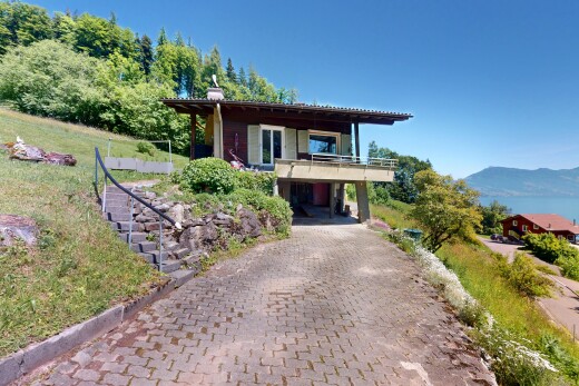 außenansicht mit integrierter carport, auffahrt, day time, property visible, und blick auf die berge