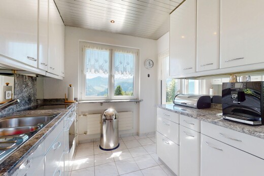 küche mit weiße schränke, natürliches licht, natural light, küchenrückwand beim herd, und küchenrückwand beim Herd