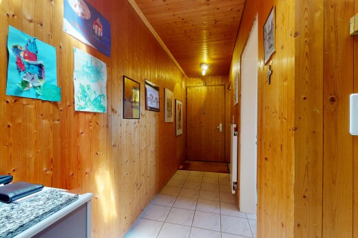 halle / korridor mit holzdecke, wood ceiling, fliesenboden, tile floor, und holzwand