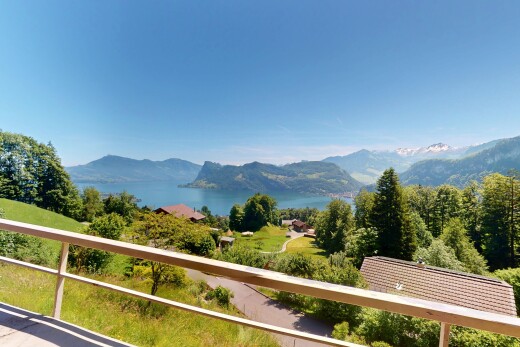 balkon mit blick auf die berge, mountain view, day time, seesicht, und water view