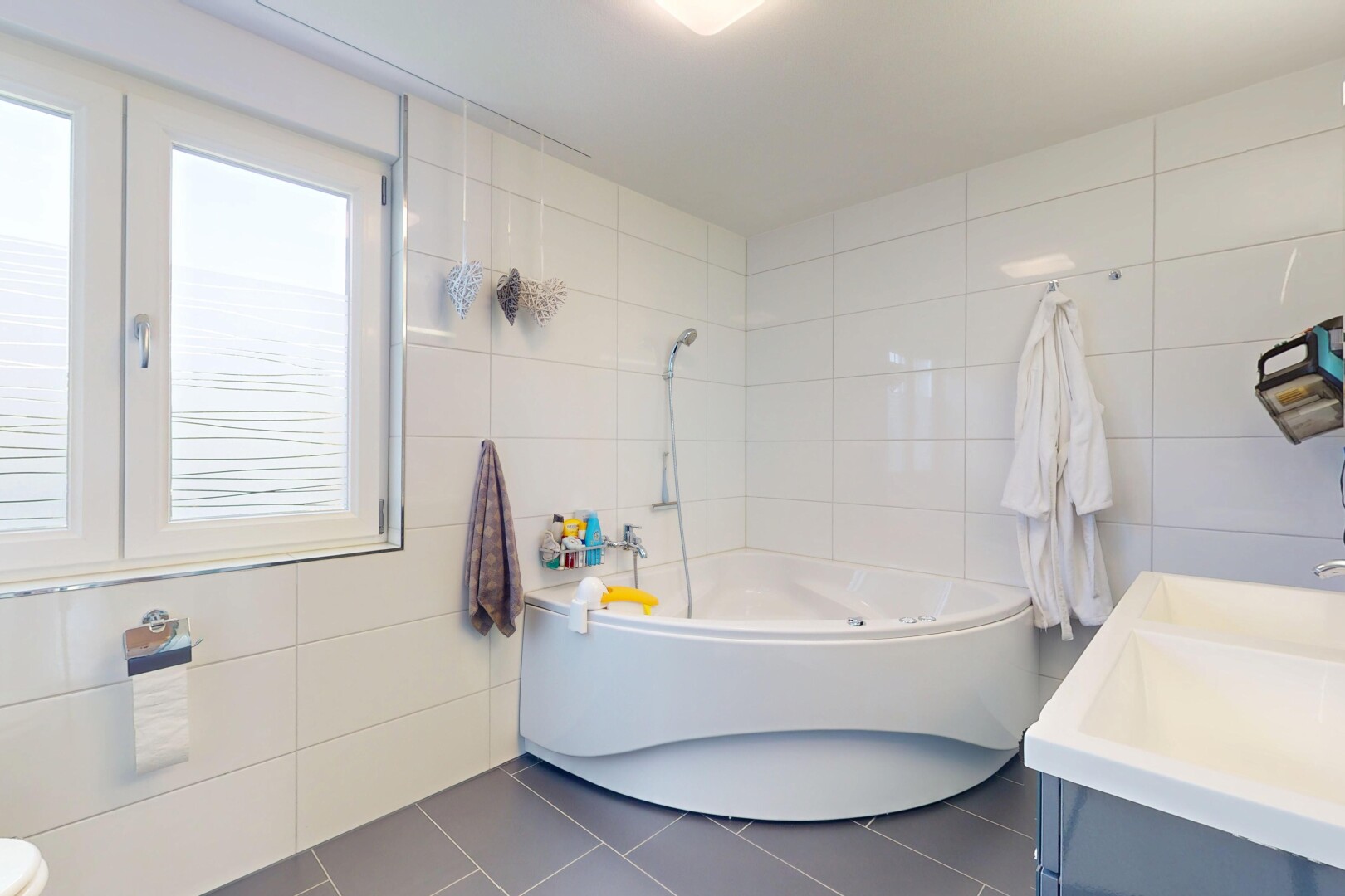 salle de bains avec tile wall, mur en carrelage, inside property, tile floor, et sol en carrelage