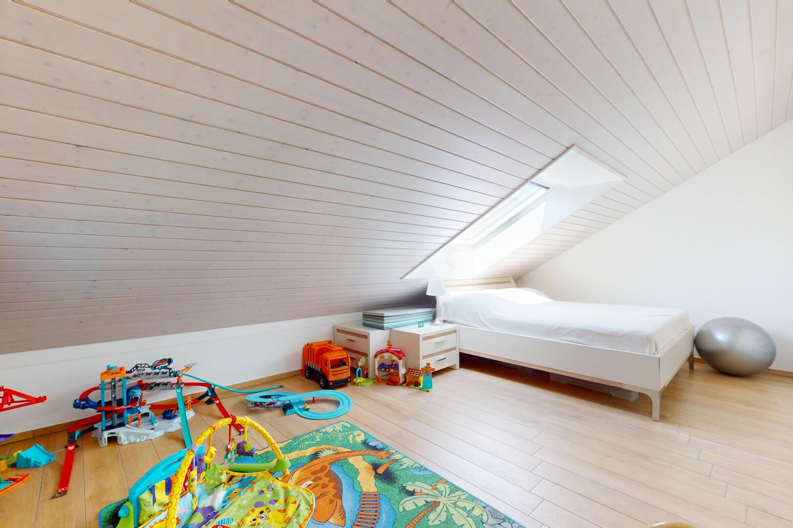 chambre avec puits de lumière, plafond voûté, vaulted ceiling, plafond en bois, et wood ceiling